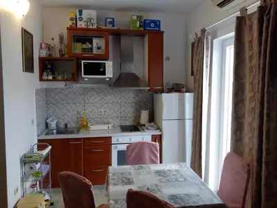 Kuhinja ili čajna kuhinja u objektu Vodice Mladen apartman za familiju