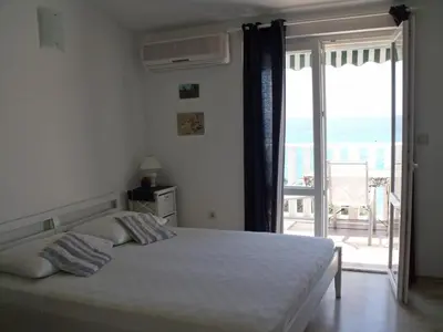 Krevet ili kreveti u jedinici u objektu Apartments by the sea Rogoznica - 4805