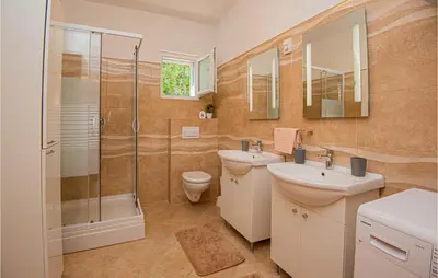 Kupaonica u objektu Lovely Home In Grebastica With House Sea View