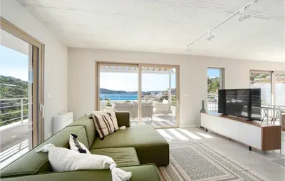 TV i/ili zabavni centar u objektu Luxurious Home In Rogoznica With Sauna