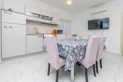 Kuhinja ili čajna kuhinja u objektu Apartments Osti