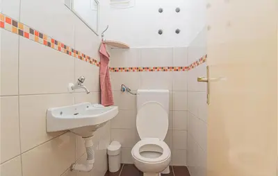 Kupaonica u objektu 3 Bedroom Lovely Apartment In Brodarica