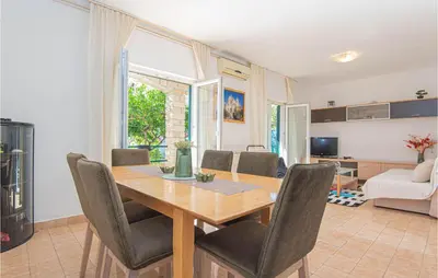 TV i/ili zabavni centar u objektu 3 Bedroom Lovely Apartment In Brodarica