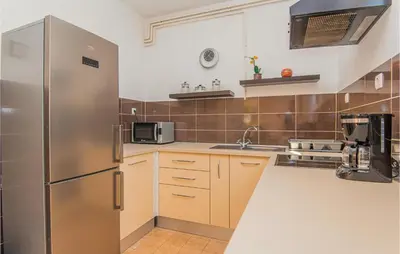 Kuhinja ili čajna kuhinja u objektu 3 Bedroom Lovely Apartment In Brodarica