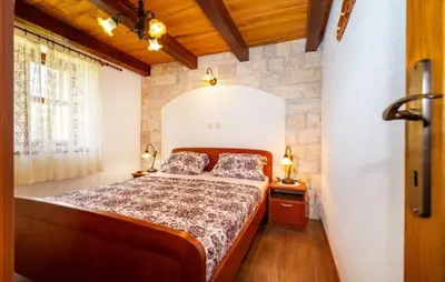 Krevet ili kreveti u jedinici u objektu Stone Holiday Homes Stankovci with pool and Mediterranean gardens