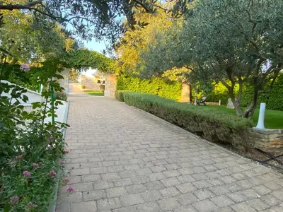 Vrt u objektu Stone Holiday Homes Stankovci with pool and Mediterranean gardens