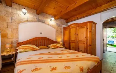 Krevet ili kreveti u jedinici u objektu Stone Holiday Homes Stankovci with pool and Mediterranean gardens