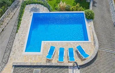 Bazen u objektu Beach Front Home In Zaboric ili u blizini