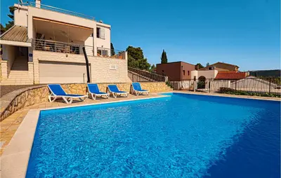 Bazen u objektu Beach Front Home In Zaboric ili u blizini