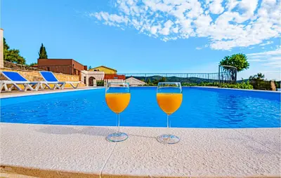 Bazen u objektu Beach Front Home In Zaboric ili u blizini