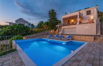 Bazen u objektu Beach Front Home In Zaboric ili u blizini