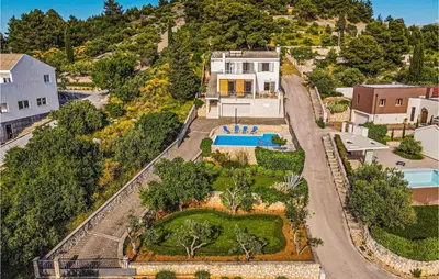 Bazen u objektu Beach Front Home In Zaboric ili u blizini