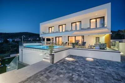 Bazen u objektu Villa Larissa ili u blizini