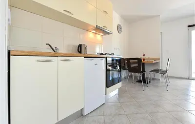 Kuhinja ili čajna kuhinja u objektu Stunning Home In Rogoznica