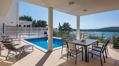 Bazen u objektu Villa Jasmin ili u blizini