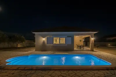 Bazen u objektu Holiday Home Intrade ili u blizini