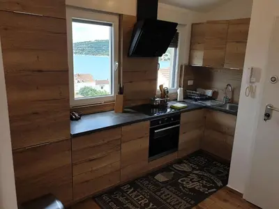 Kuhinja ili čajna kuhinja u objektu Starfish - Apartman Tisno