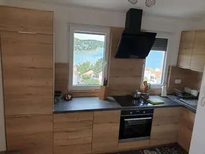 Kuhinja ili čajna kuhinja u objektu Starfish - Apartman Tisno