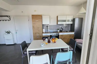 Kuhinja ili čajna kuhinja u objektu WhiteHouse Brodarica FAMILY Apartment - close to Beach with Restaurant