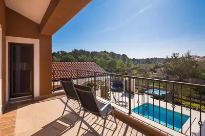Bazen u objektu Villa Mediterranean Paradise ili u blizini