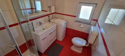 Kupaonica u objektu Apartments Ćosic