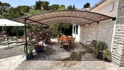 Vrt u objektu Villa Paladin - Spacious Villa with Pool near Garden Resort - 7 Min walk