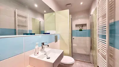 Kupaonica u objektu Villa Paladin - Spacious Villa with Pool near Garden Resort - 7 Min walk