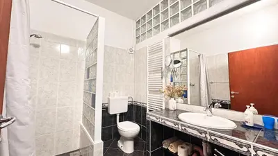 Kupaonica u objektu Villa Paladin - Spacious Villa with Pool near Garden Resort - 7 Min walk