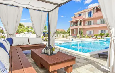 Bazen u objektu Awesome Apartment In Grebastica ili u blizini