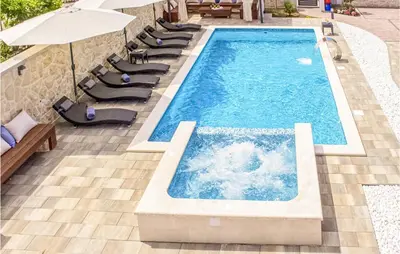 Bazen u objektu Awesome Apartment In Grebastica ili u blizini