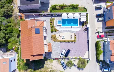 Bazen u objektu Gorgeous Apartment In Grebastica With Wifi ili u blizini