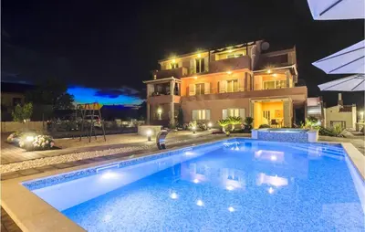 Bazen u objektu Gorgeous Apartment In Grebastica With Wifi ili u blizini