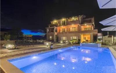 Bazen u objektu 3 Bedroom Cozy Apartment In Grebastica ili u blizini