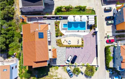 Bazen u objektu 3 Bedroom Cozy Apartment In Grebastica ili u blizini