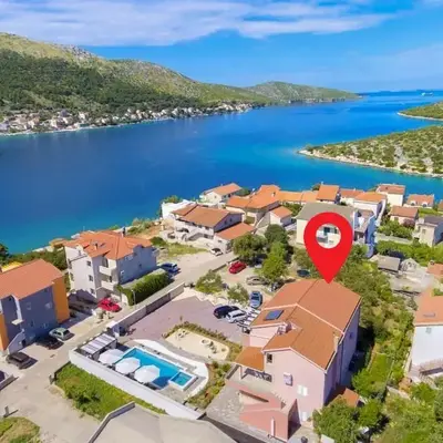 3 Bedroom Cozy Apartment In Grebastica