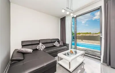 Bazen u objektu Beach Front Home In Srima ili u blizini