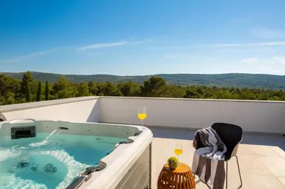 Pogled na planine ili pogled na planine iz vila
