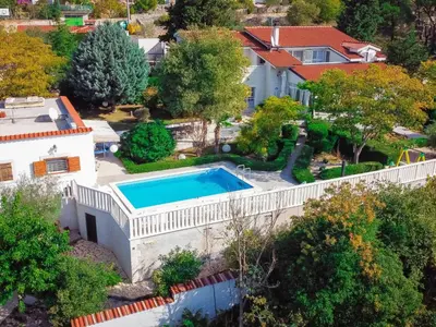 Bazen u objektu Holiday Home Villa Bloom garden by Interhome ili u blizini