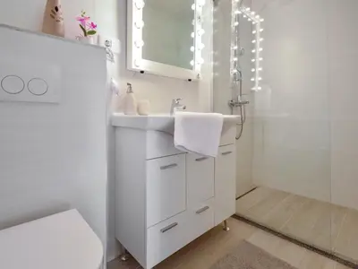 Kupaonica u objektu Holiday Home Villa Bloom garden by Interhome