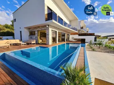 Bazen u objektu Villa Ramarin III with infinity heated pool, jacuzzi and sauna by the sea in Rogoznica ili u blizini