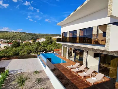 Bazen u objektu Villa Ramarin III with infinity heated pool, jacuzzi and sauna by the sea in Rogoznica ili u blizini