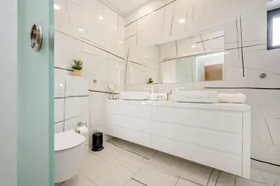 Kupaonica u objektu Villa Ramarin III with infinity heated pool, jacuzzi and sauna by the sea in Rogoznica