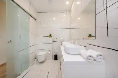 Kupaonica u objektu Villa Ramarin III with infinity heated pool, jacuzzi and sauna by the sea in Rogoznica