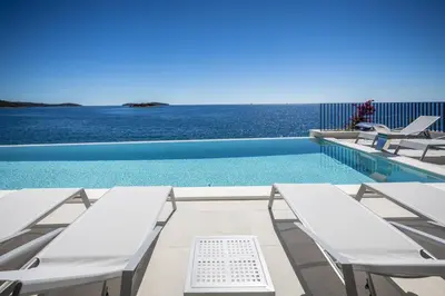 Bazen u objektu Animare Villas ili u blizini