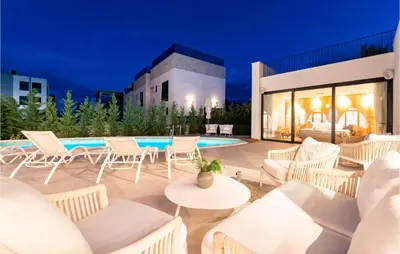 Bazen u objektu Cozy Home In Srima With Kitchen ili u blizini