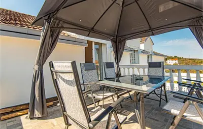 Balkon ili terasa u objektu 5 Bedroom Lovely Apartment In Raslina