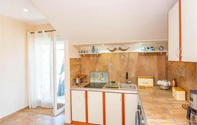 Kuhinja ili čajna kuhinja u objektu 5 Bedroom Lovely Apartment In Raslina