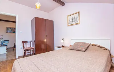 Krevet ili kreveti u jedinici u objektu 5 Bedroom Lovely Apartment In Raslina