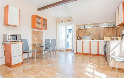 Kuhinja ili čajna kuhinja u objektu 5 Bedroom Lovely Apartment In Raslina
