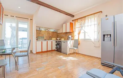 Kuhinja ili čajna kuhinja u objektu 5 Bedroom Lovely Apartment In Raslina